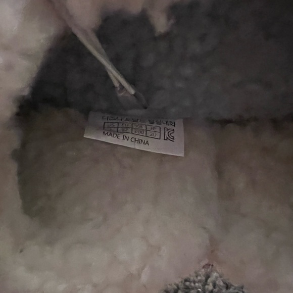 Adorable Donald Duck slippers for kids. US size 1. Never worn. Smoke free home - Picture 6 of 7